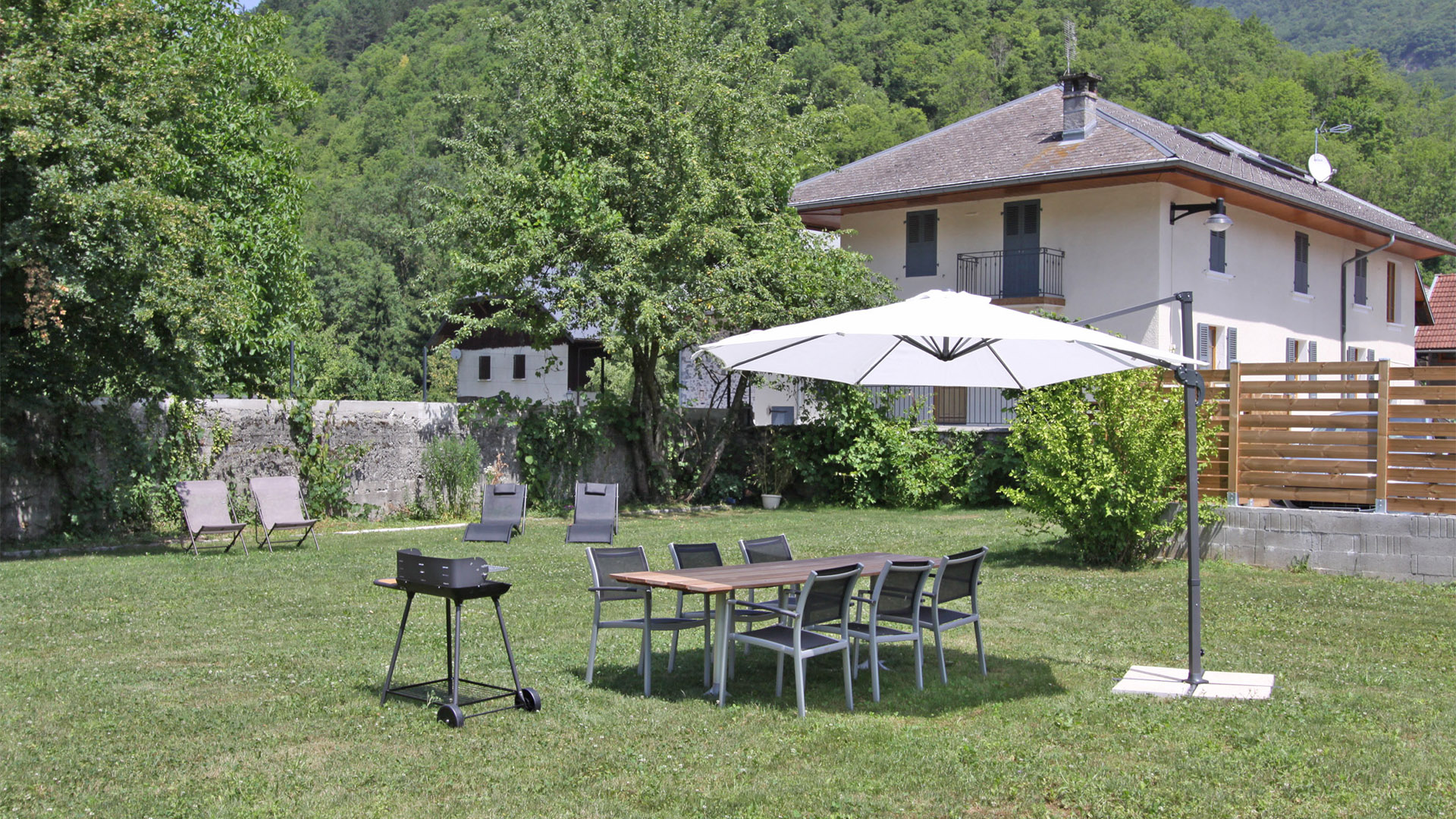 Entre Lac et Montagnes, vue du jardin et de la maison